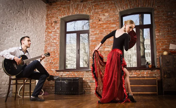 Mujer joven bailando flamenco y un hombre tocando la guitarra —  Fotos de Stock