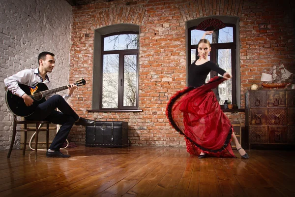 Tânără femeie dansând flamenco și un bărbat cântând la chitară — Fotografie, imagine de stoc