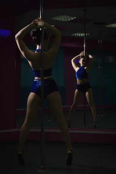 Jeune femme sexy pole dance — Photo