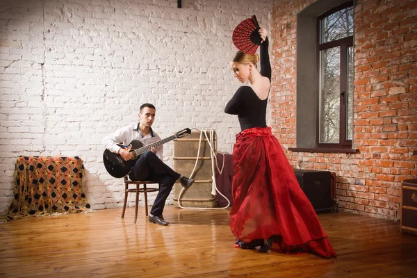 Ung kvinna dansar flamenco och en man spela gitarr — Stockfoto