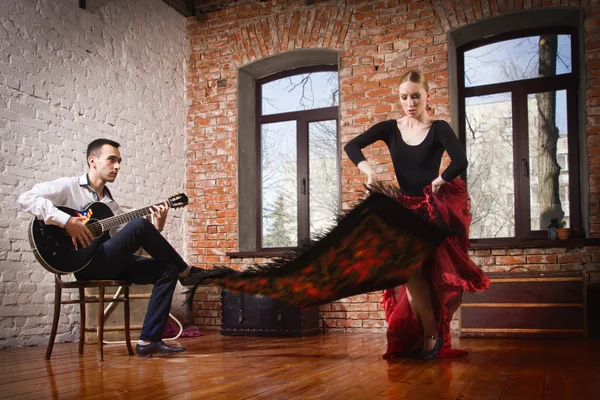 Młoda kobieta taniec flamenco i mężczyzna gra na gitarze — Zdjęcie stockowe