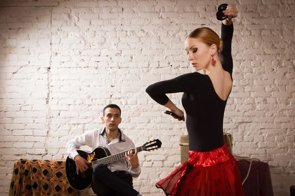 若い女性が踊るフラメンコとギターを弾く男 — ストック写真