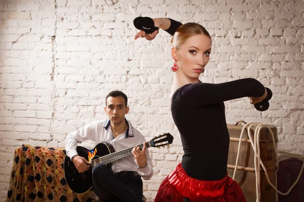 Mladé ženy tančí flamenco a člověk hraje na kytaru — Stock fotografie