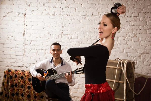 Jovem dançando flamenco e um homem tocando guitarra — Fotografia de Stock