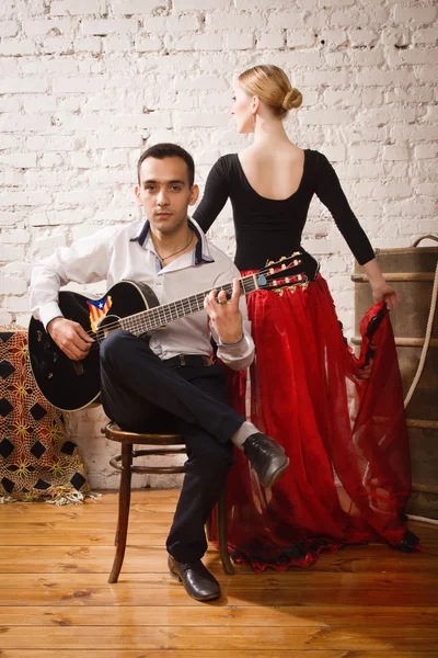 Flamenco. Jovem mulher em vestido de flamenco tradicional e um homem com a guitarra — Fotografia de Stock