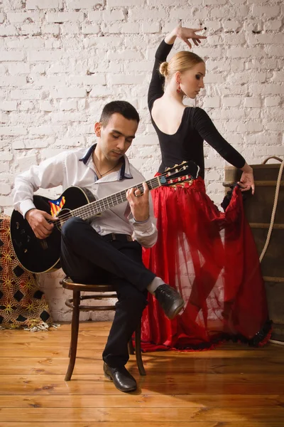 Flamenco. Ung kvinna i traditionell flamenco klänning och en man med gitarr — Stockfoto