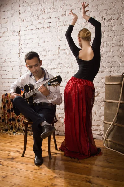 Flamenco. Mladá žena v tradičním flamenco šaty a muž s kytarou — Stock fotografie