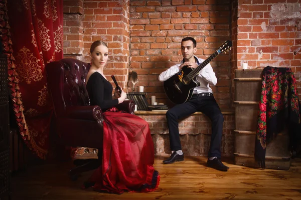 Flamenco. Jovem mulher em vestido de flamenco tradicional e um homem com a guitarra — Fotografia de Stock