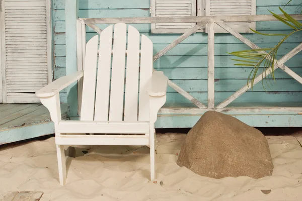 Bungalow sulla spiaggia di sabbia — Foto Stock