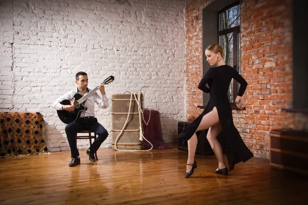 Jeune femme dansant le flamenco et un homme jouant de la guitare — Photo