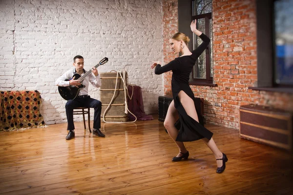 Mujer joven bailando flamenco y un hombre tocando la guitarra —  Fotos de Stock
