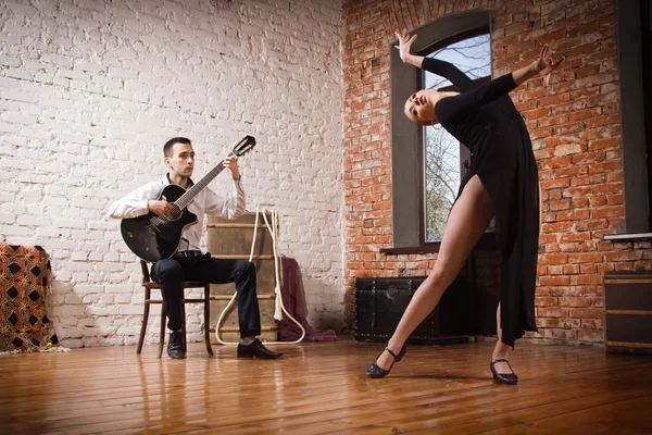 Молода жінка танцює фламенко і чоловік грає на гітарі — стокове фото