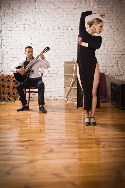 Mujer joven bailando flamenco y un hombre tocando la guitarra —  Fotos de Stock