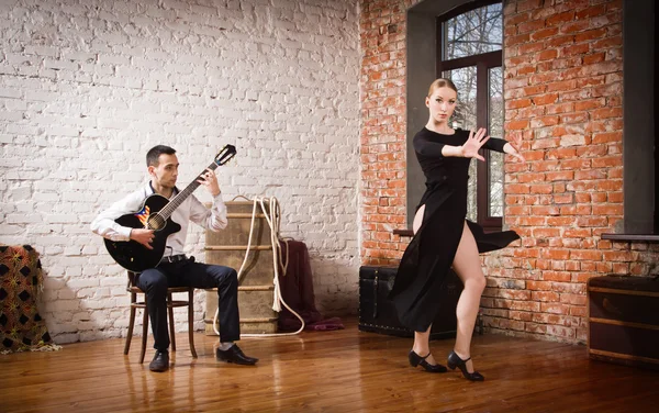 Jonge vrouw dansen flamenco en een man die het gitaarspelen — Stockfoto