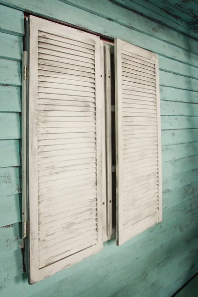 Fenster in einem Palmenbungalow — Stockfoto