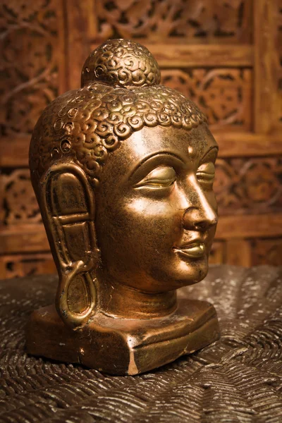 Bronzen beeldje van de Boeddha in het interieur van de kamer. — Stockfoto