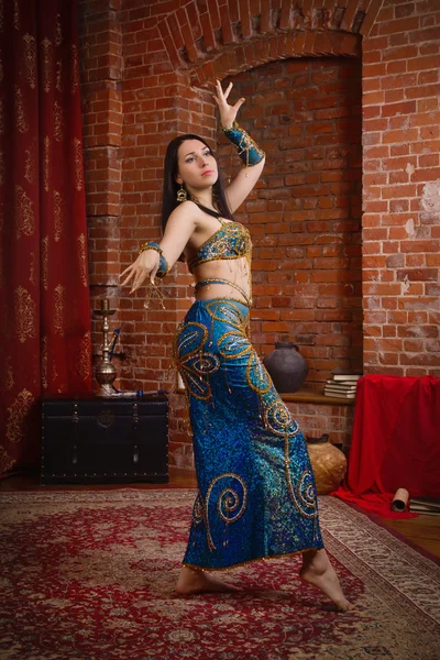 Gyönyörű hagyományos női táncos. — Stock Fotó