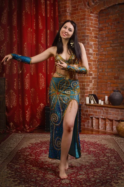 Hermosa bailarina tradicional . —  Fotos de Stock