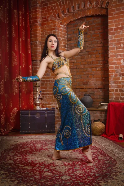 Bela dançarina tradicional feminina . — Fotografia de Stock
