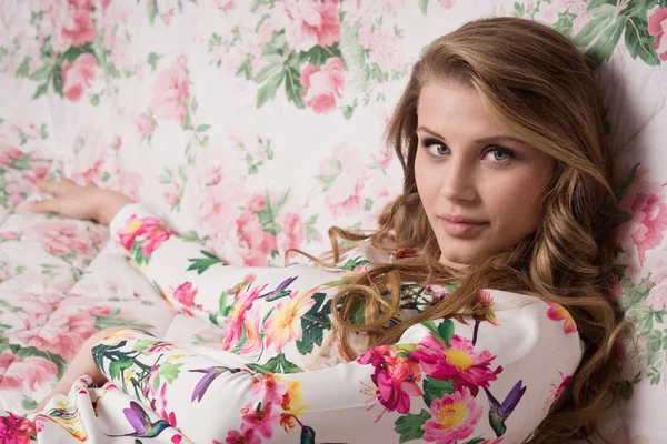 Sensuality young woman lying on sofa — Stock Photo, Image