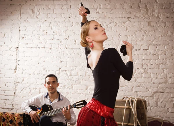 Ung kvinna dansar flamenco och en man spela gitarr — Stockfoto