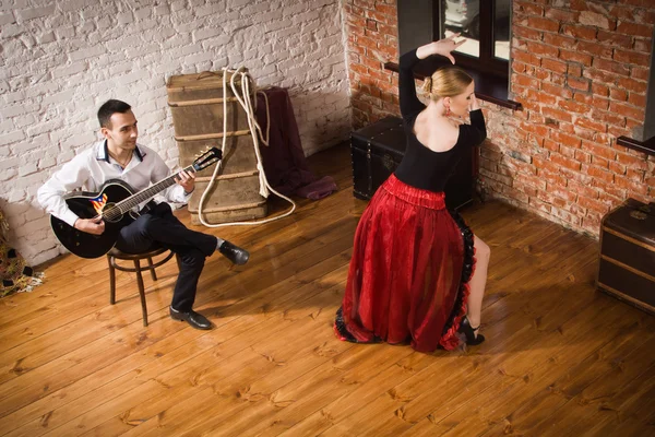 Jovem dançando flamenco e um homem tocando guitarra — Fotografia de Stock