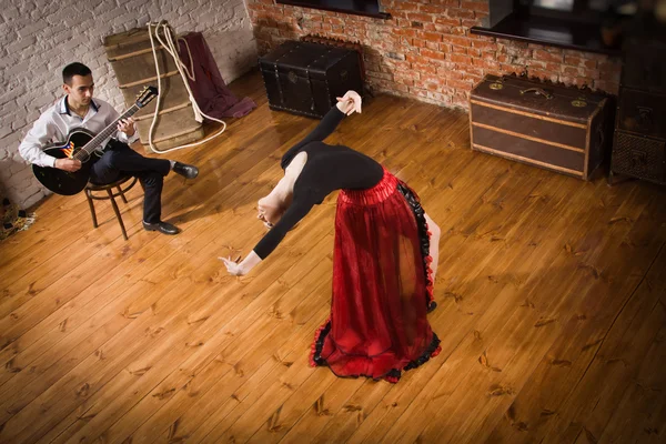 Jonge vrouw dansen flamenco en een man die het gitaarspelen — Stockfoto