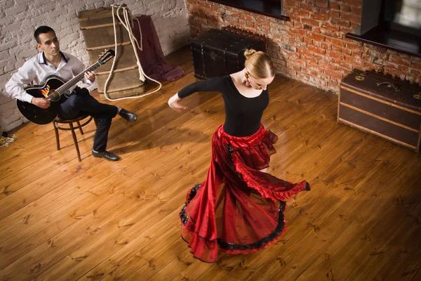 Mujer joven bailando flamenco y un hombre tocando la guitarra —  Fotos de Stock