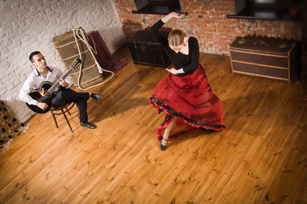 Ung kvinna dansar flamenco och en man spela gitarr — Stockfoto