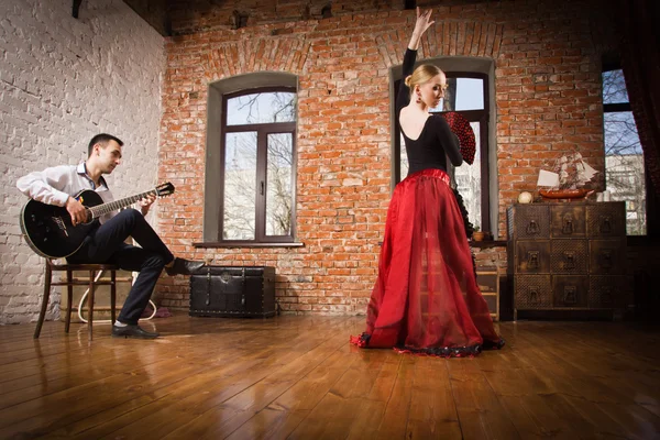 Young woman dancing flamenco and a man playing the guitar — Stock Photo, Image