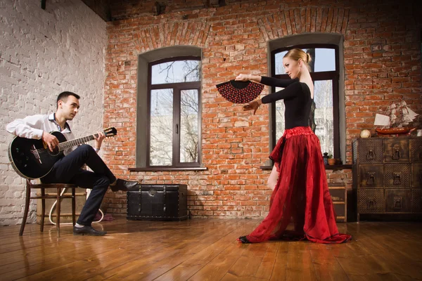 Giovane donna che balla il flamenco e un uomo che suona la chitarra — Foto Stock