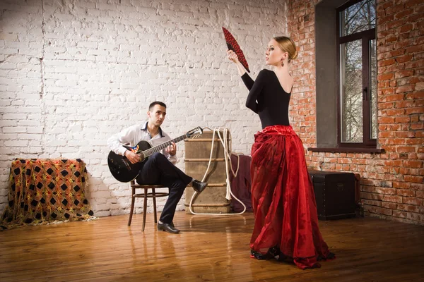 Jovem dançando flamenco e um homem tocando guitarra — Fotografia de Stock