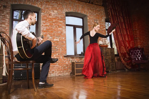 Jonge vrouw dansen flamenco en een man die het gitaarspelen — Stockfoto