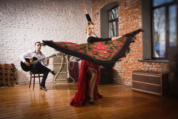 Ung kvinna dansar flamenco och en man spela gitarr — Stockfoto