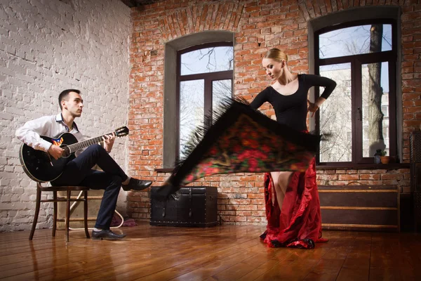 Mujer joven bailando flamenco y un hombre tocando la guitarra —  Fotos de Stock