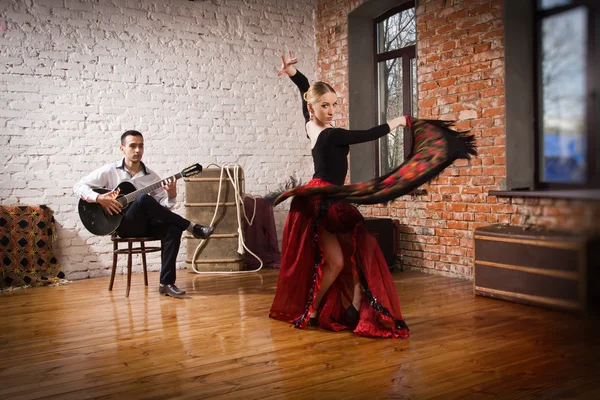 Mladé ženy tančí flamenco a člověk hraje na kytaru — Stock fotografie