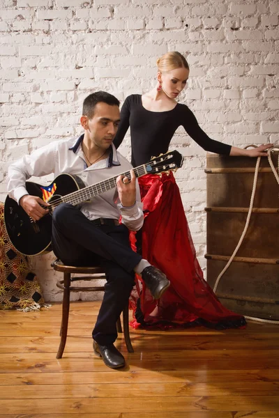 Flamenco. Fiatal nő, hagyományos flamenco ruha és egy ember, a gitár — Stock Fotó