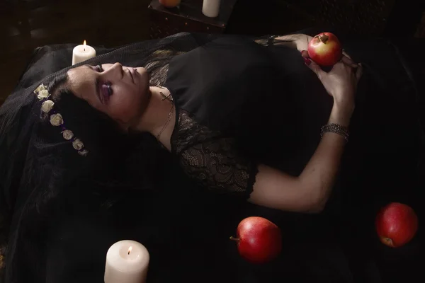 Mulher com maçã envenenada jaz em um túmulo — Fotografia de Stock