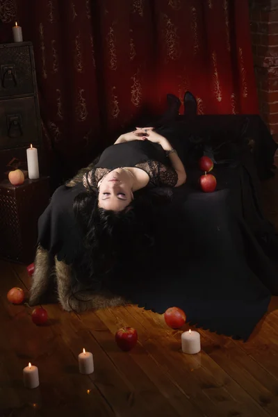 Vrouw met vergiftigde appel ligt in een graf — Stockfoto