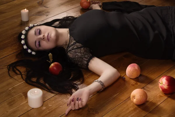 Žena s otrávené jablko leží na podlaze — Stock fotografie