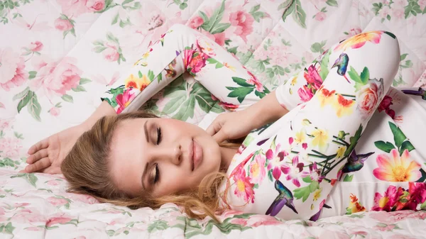 Sensuality young woman lying on sofa — Stock Photo, Image