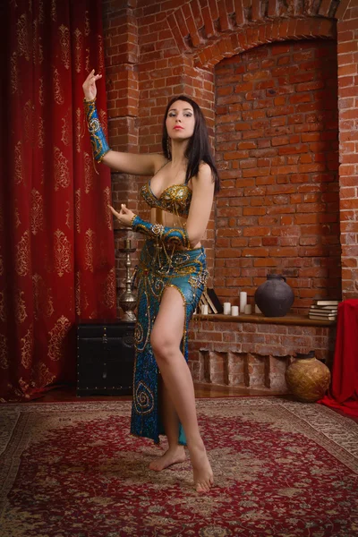 美しい伝統的な女性ダンサー. — ストック写真