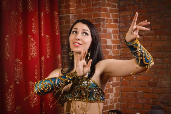 Beautiful traditional female dancer. — Stock Photo, Image