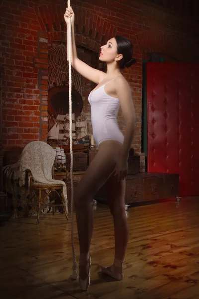 Молодая балерина, стоящая на поите — стоковое фото