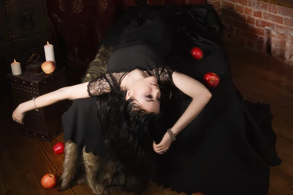 Женщина с отравленным яблоком лежит в гробнице — стоковое фото