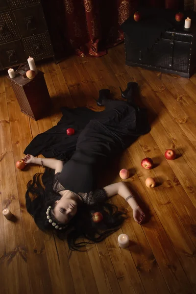 Mulher com maçã envenenada jaz no chão — Fotografia de Stock