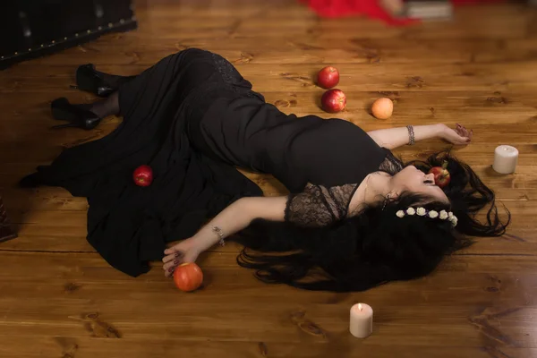 Kobieta z zatrute jabłko leży na podłodze — Zdjęcie stockowe