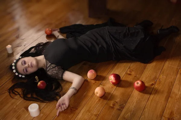 Yerdeki zehirli elma kadınla yatıyor — Stok fotoğraf