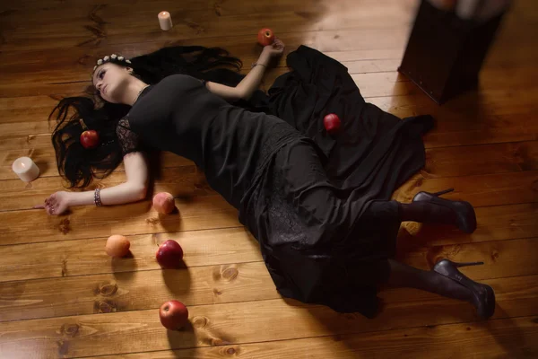 Mulher com maçã envenenada jaz no chão — Fotografia de Stock
