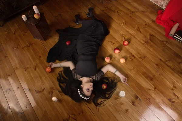 Kobieta z zatrute jabłko leży na podłodze — Zdjęcie stockowe